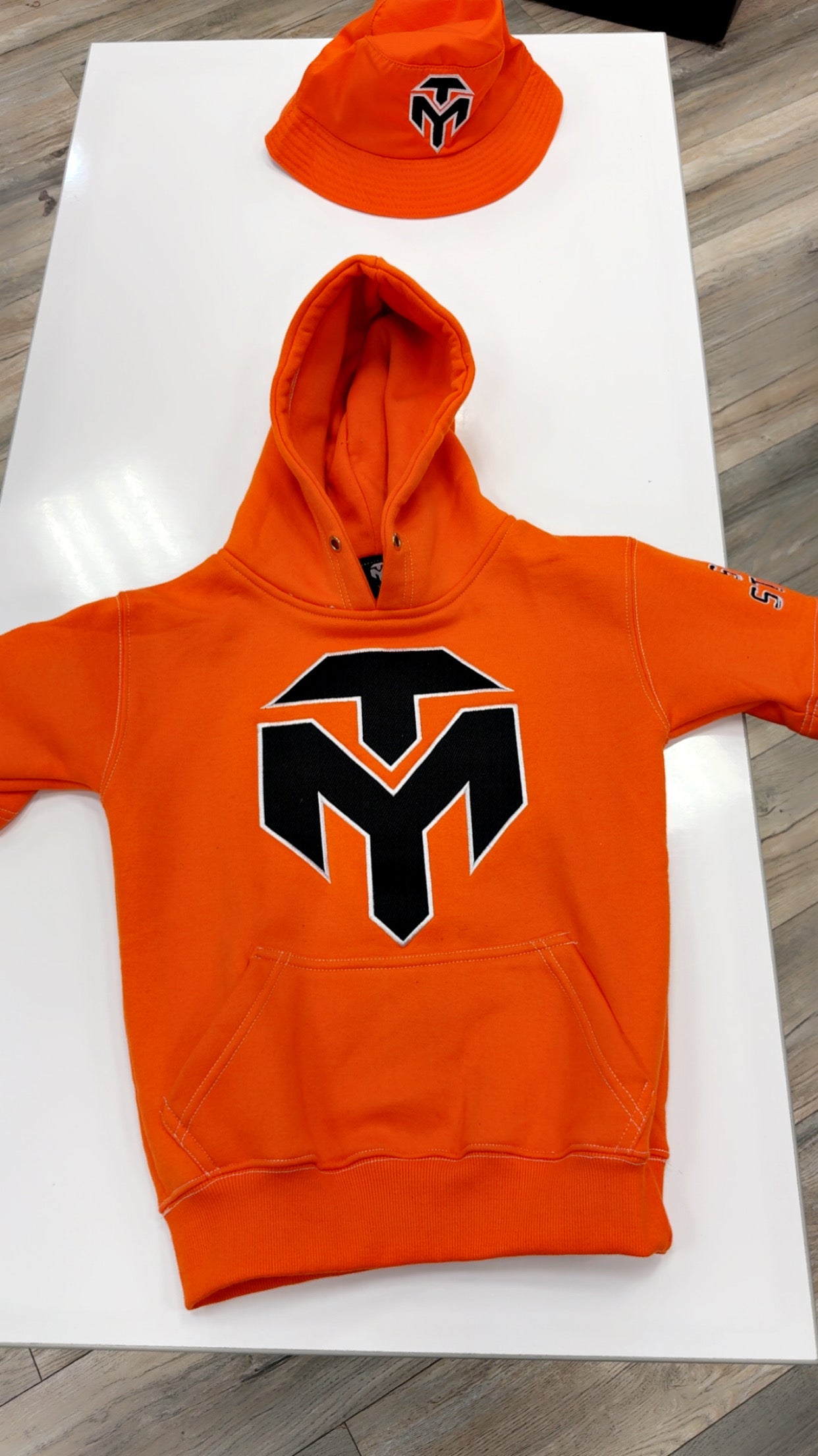 Short sleeve hoodie with bucket hat